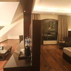 Mountain View Suite Living Room Private Sit Out